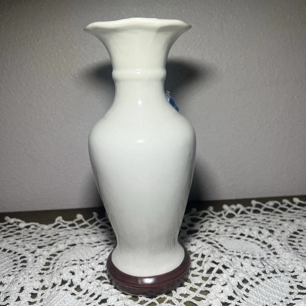 Vintage Floral Bud Vase w/sculpted Flowers. 1970's‎
